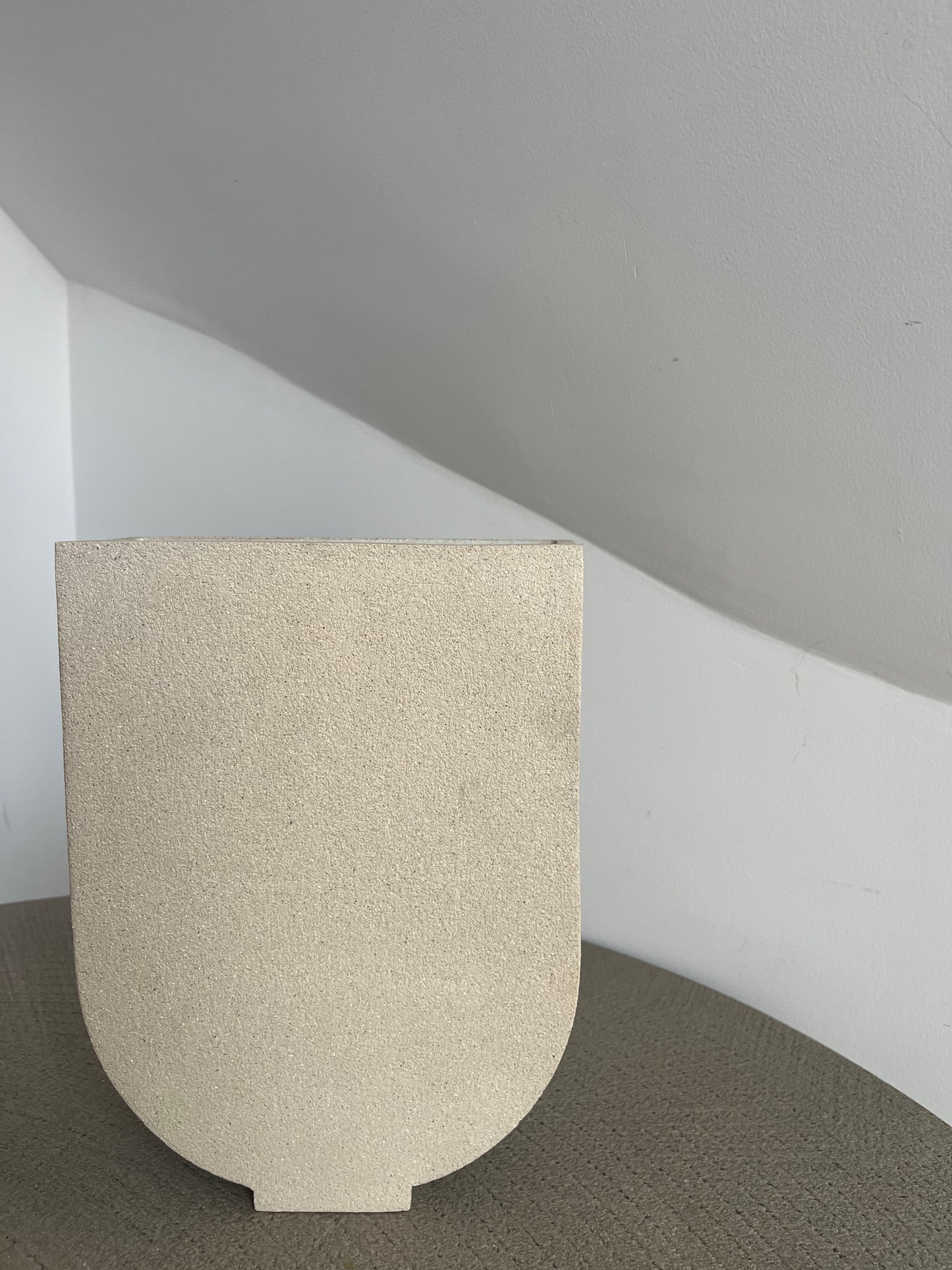 Céramiques Lucia. Vase U. Fait main. Pièce unique.