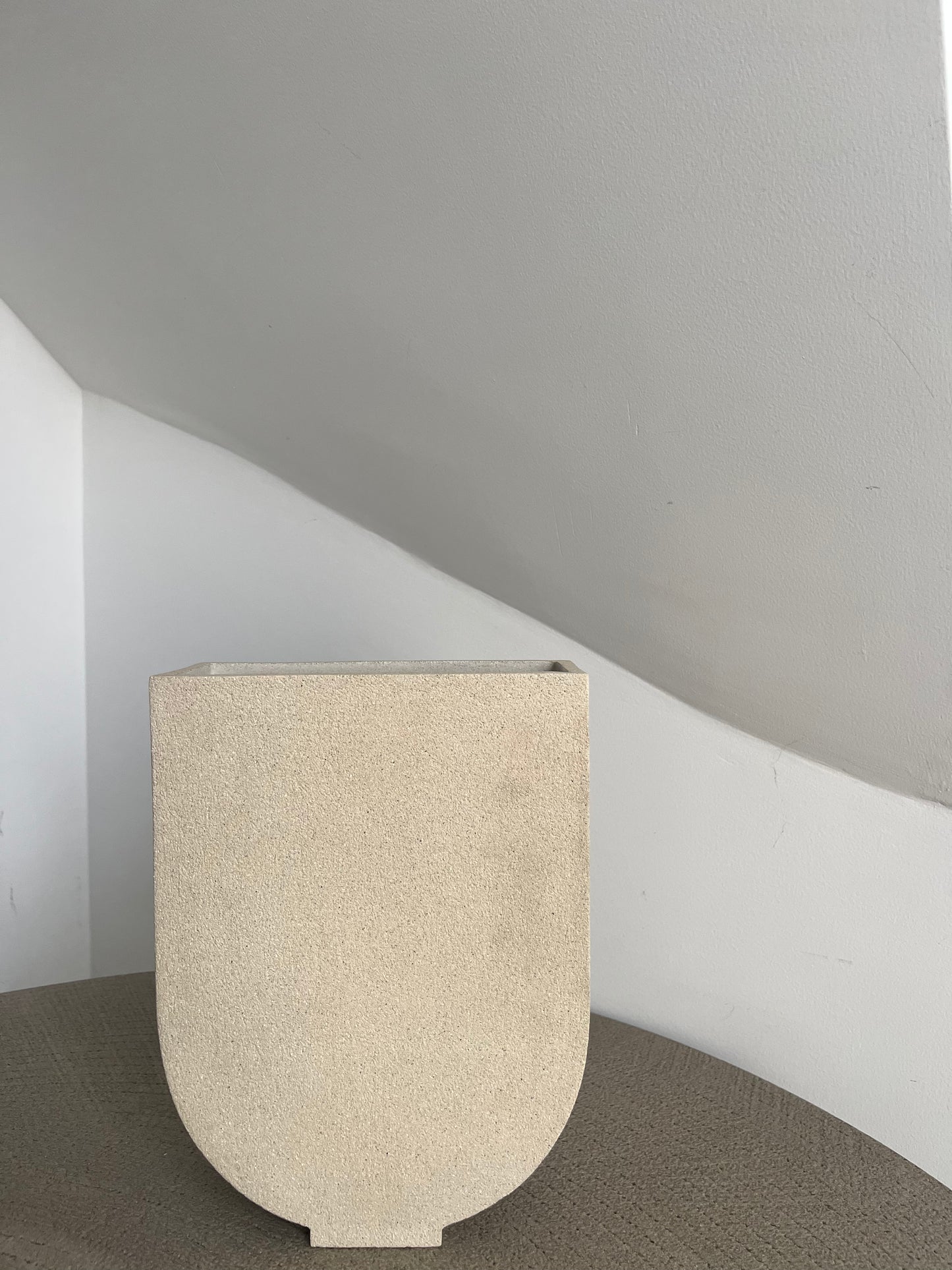 Céramiques Lucia. Vase U. Fait main. Pièce unique.