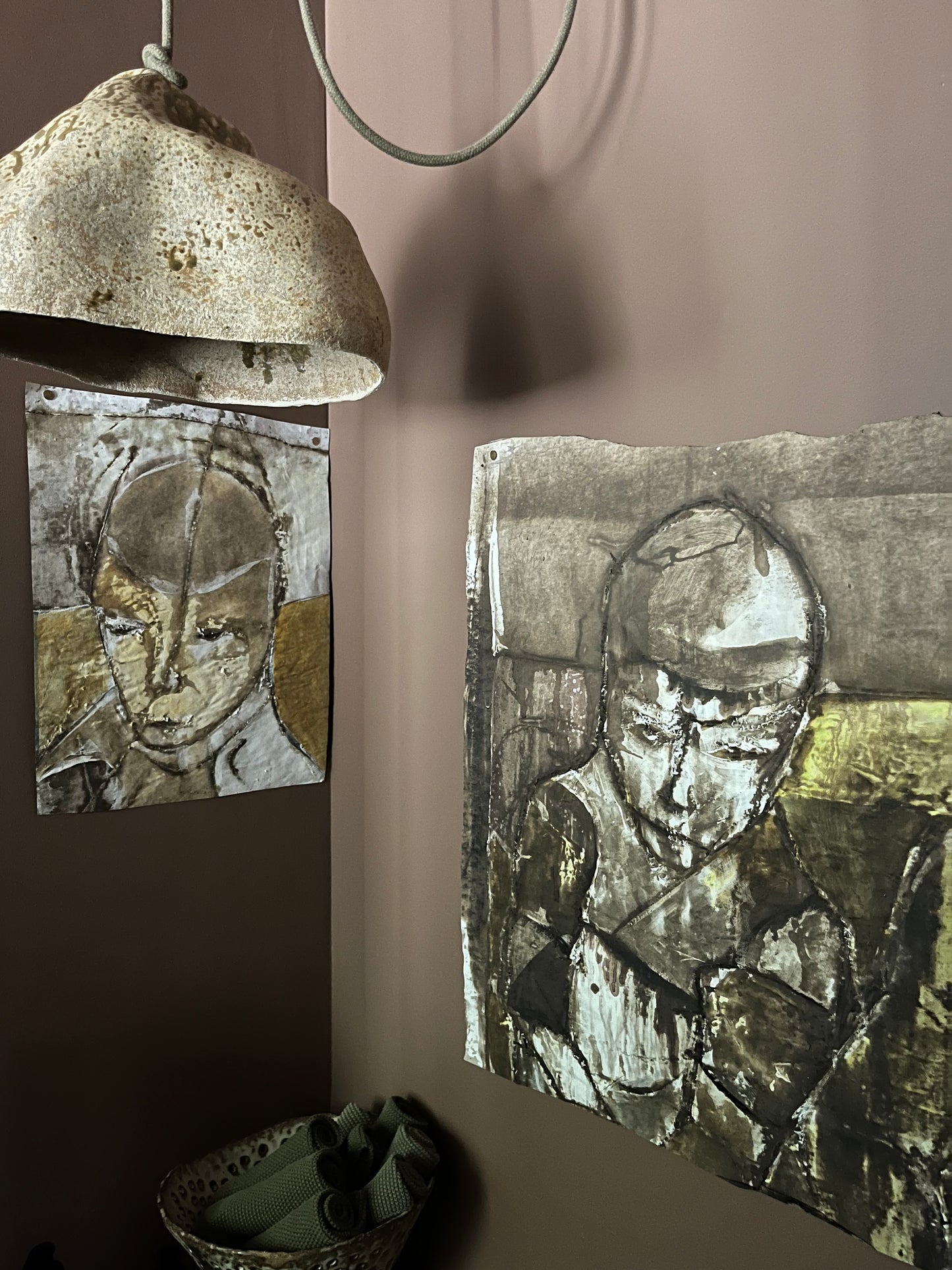 Suspensions en terre récoltée et émail naturel - Thaïs Loret