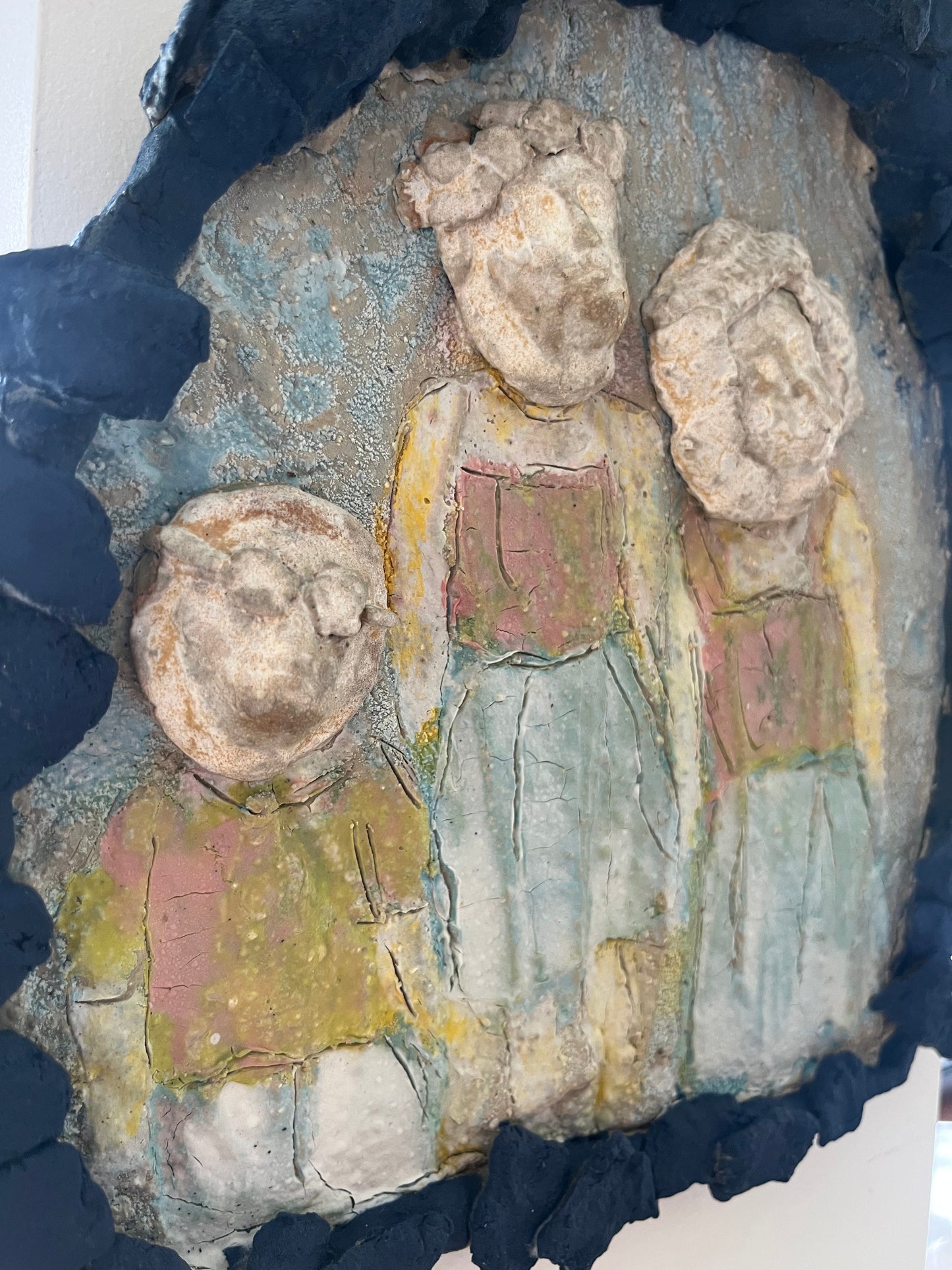 Tableau en céramique, III personnages - Anne Saltel