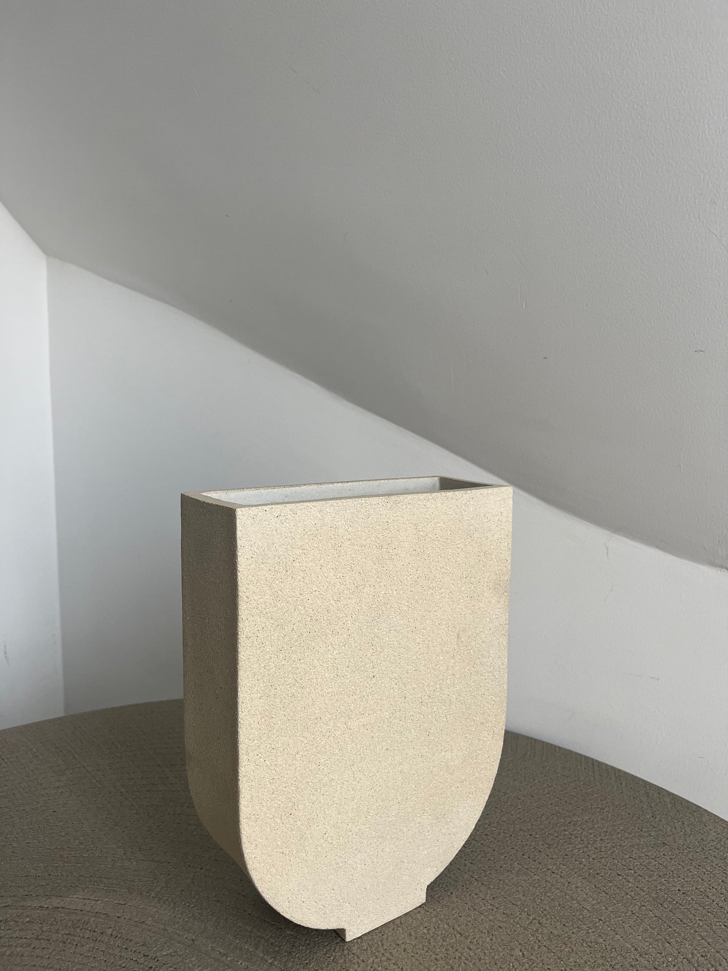 Céramiques Lucia. Vase U. Fait main. Pièce unique.