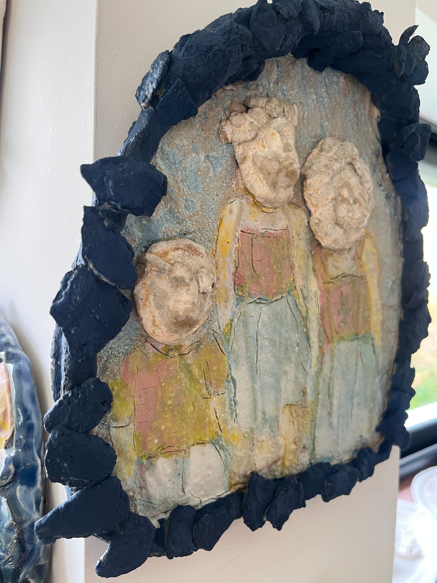 Tableau en céramique, III personnages - Anne Saltel