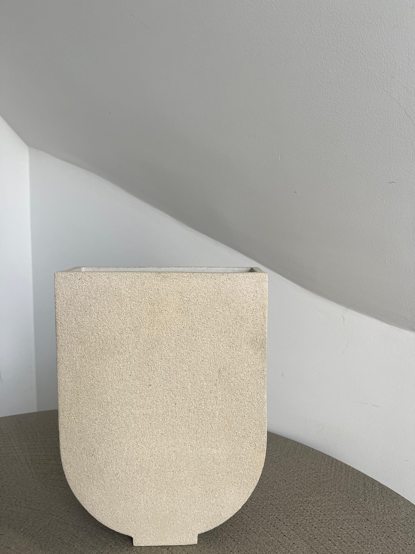 Céramiques Lucia. Vase U. Fait main. Pièce unique.