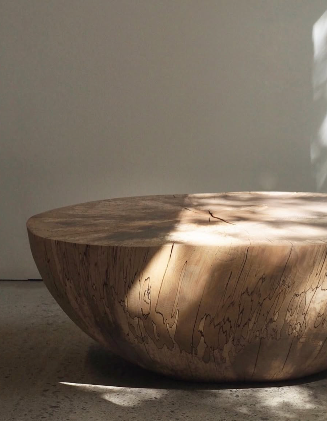 Table basse en hêtre sculptée dans la masse, hêtre échauffé, Lorien Cau