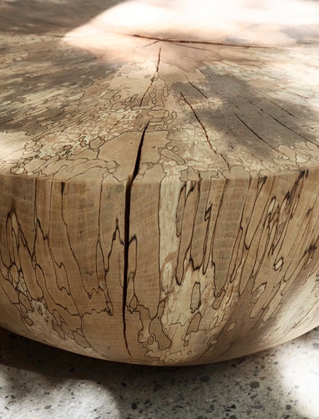 Table basse en hêtre sculptée dans la masse, hêtre échauffé, Lorien Cau
