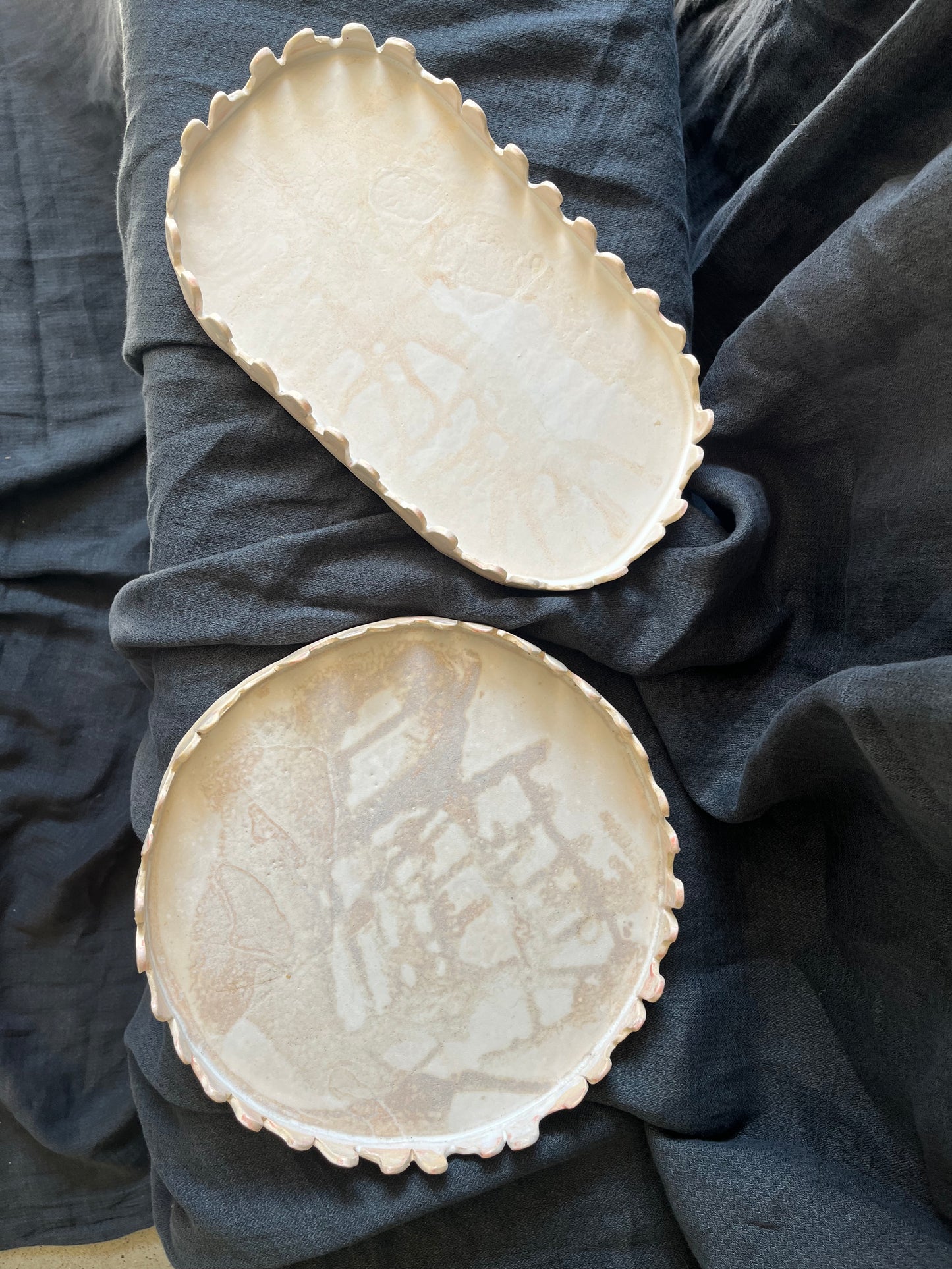 Plats couronnes : Plats à tartes. Grès blanc, engobes et émail alimentaire.
- Muriel Senaux