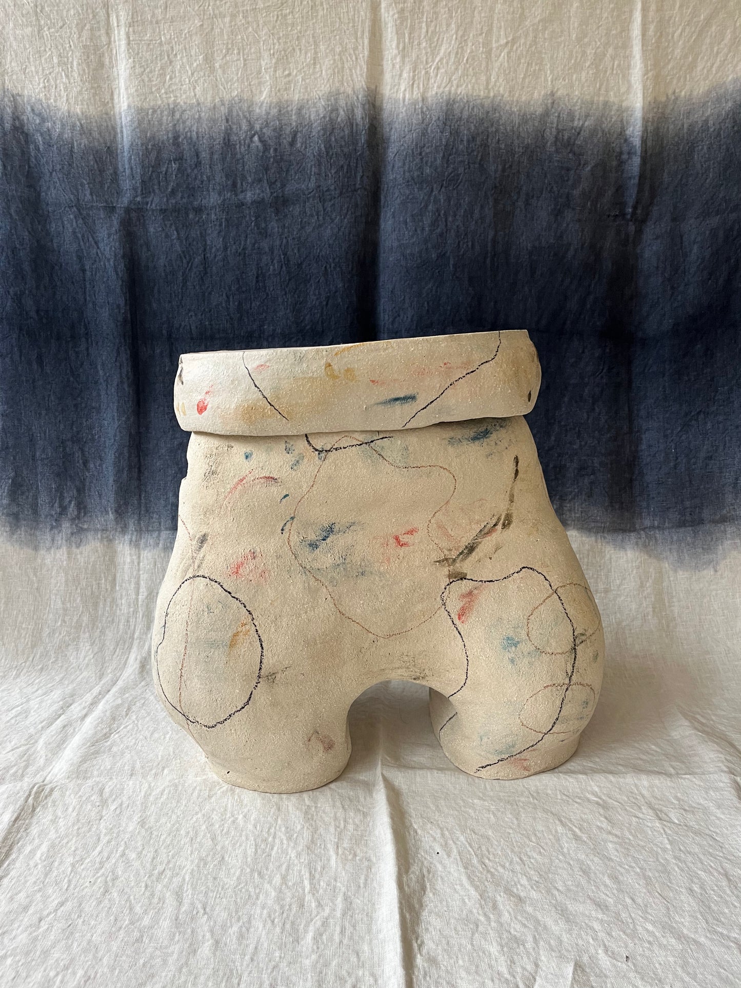 Tabouret vase-jarre avec son capuchon plateau - Collab Maison Makeba x MR Céramique