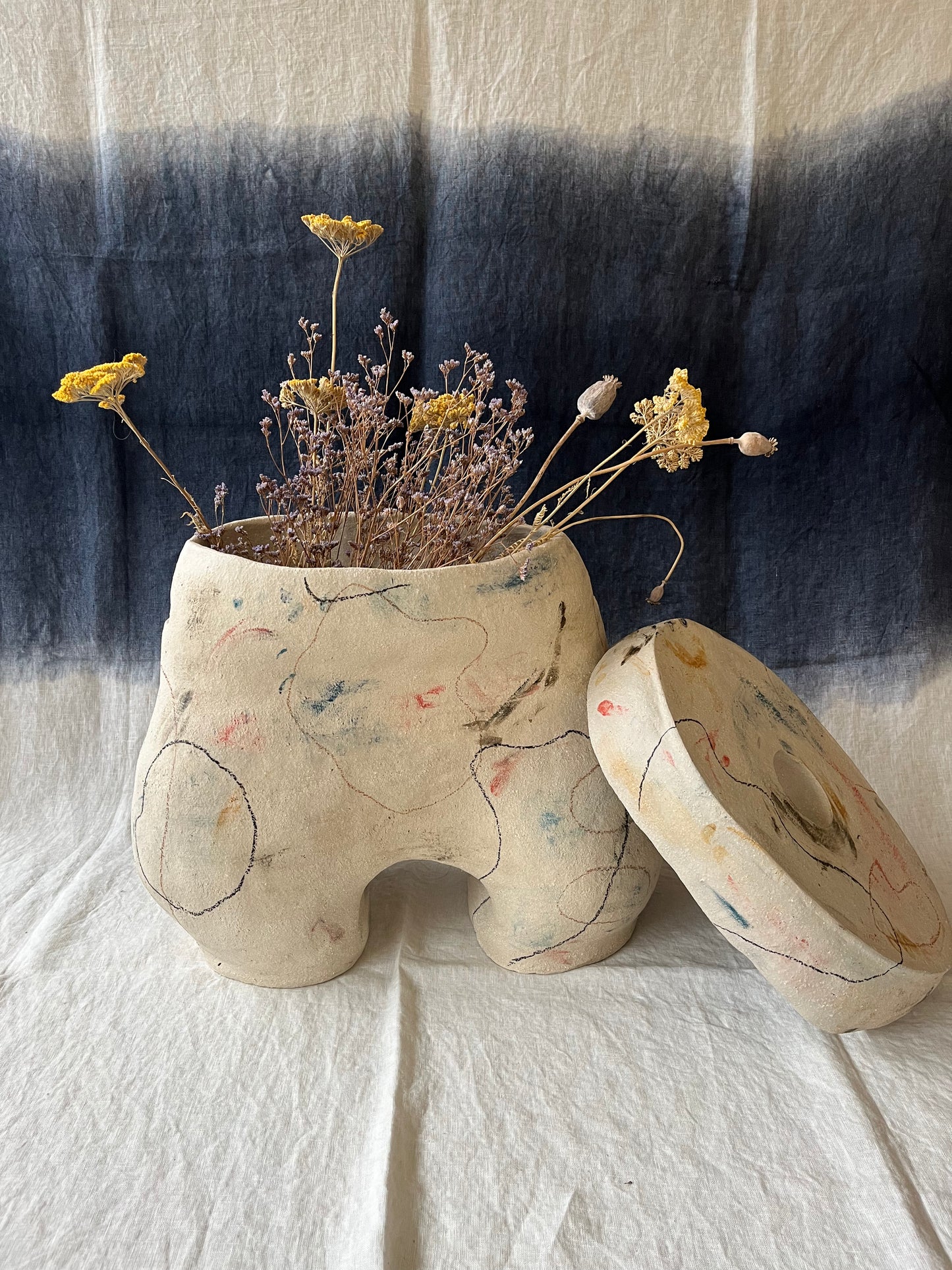 Tabouret vase-jarre avec son capuchon plateau - Collab Maison Makeba x MR Céramique