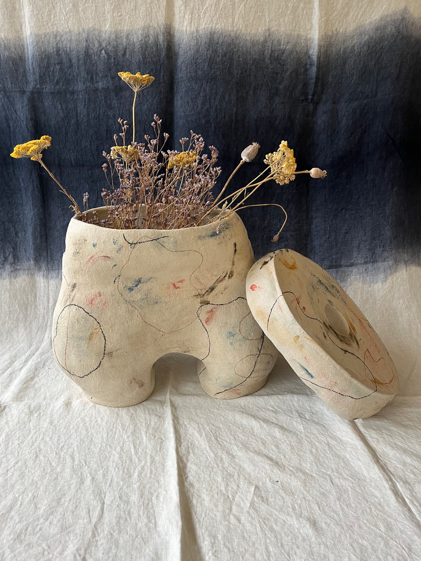 Tabouret vase-jarre avec son capuchon plateau - Collab Maison Makeba x MR Céramique