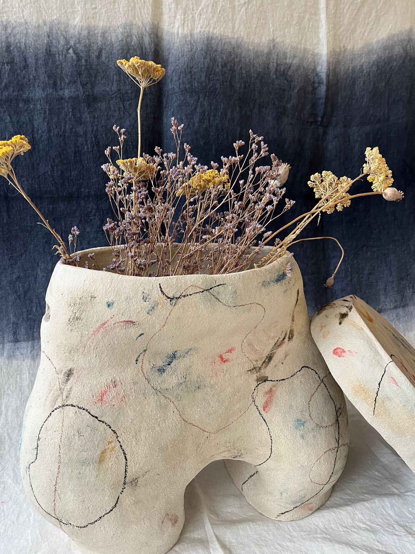 Tabouret vase-jarre avec son capuchon plateau - Collab Maison Makeba x MR Céramique