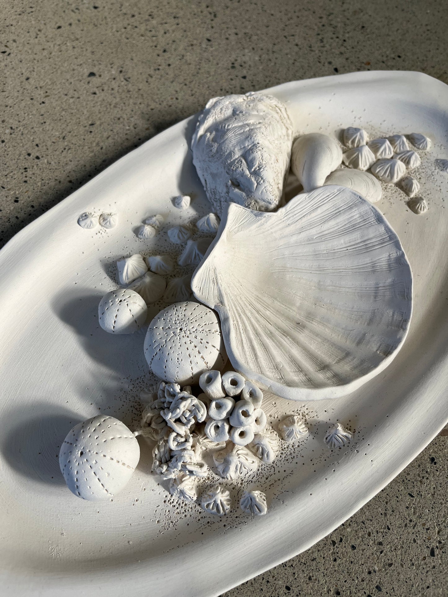 Plat barbotine coquillage, non émaillé - Maison Bonjour
