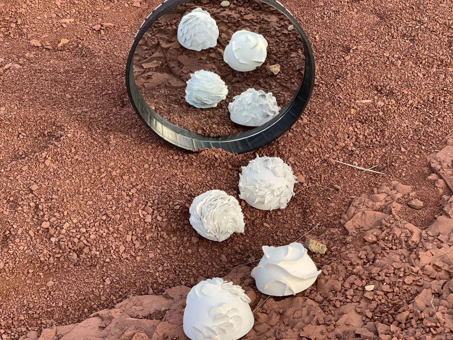 Petites céramiques blanches roses Atmosterres Hannah André