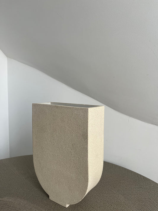 Céramiques Lucia. Vase U. Fait main. Pièce unique.