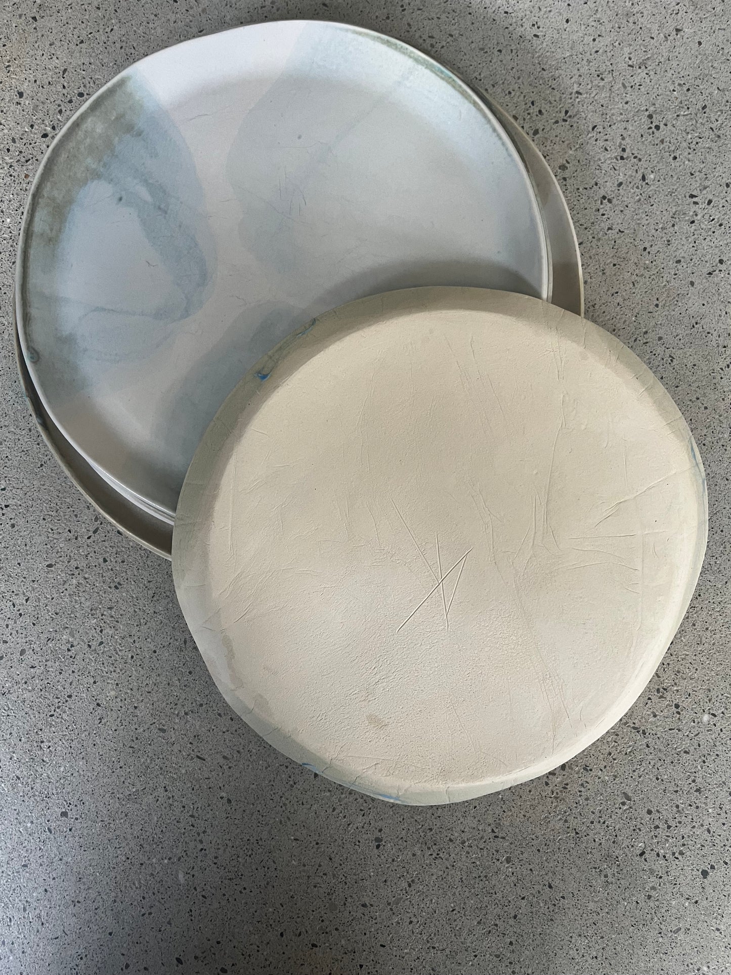 Lot de 6 assiettes et un plat, Anne Kurzberg