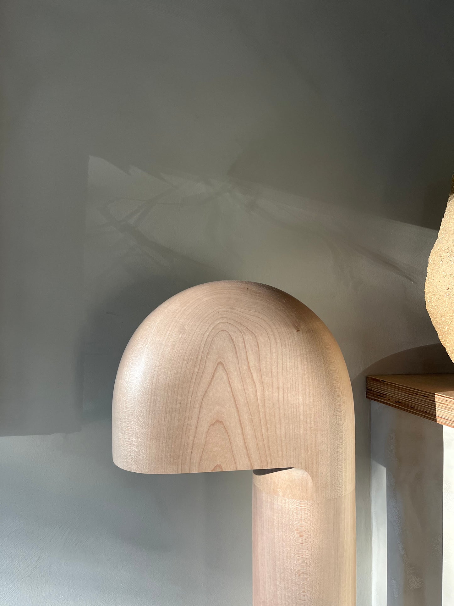 Lampadaire en bois d'érable Studio Cabane