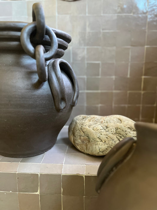 Jarre fer à cheval et anneaux, Hannah André