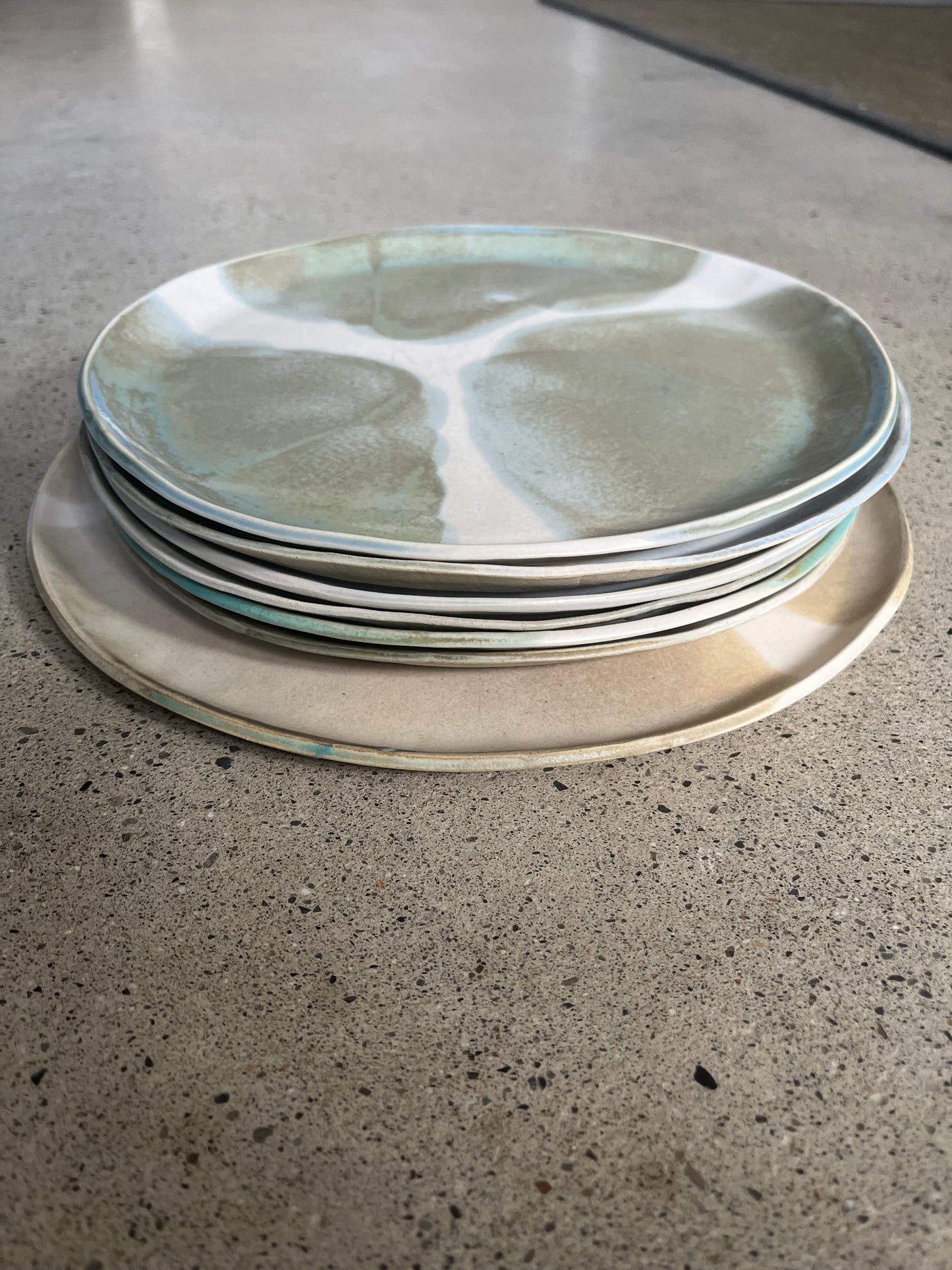 Lot de 6 assiettes et un plat, Anne Kurzberg