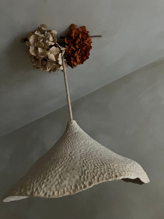 Suspensions en terre récoltée et émail naturel - Thaïs Loret