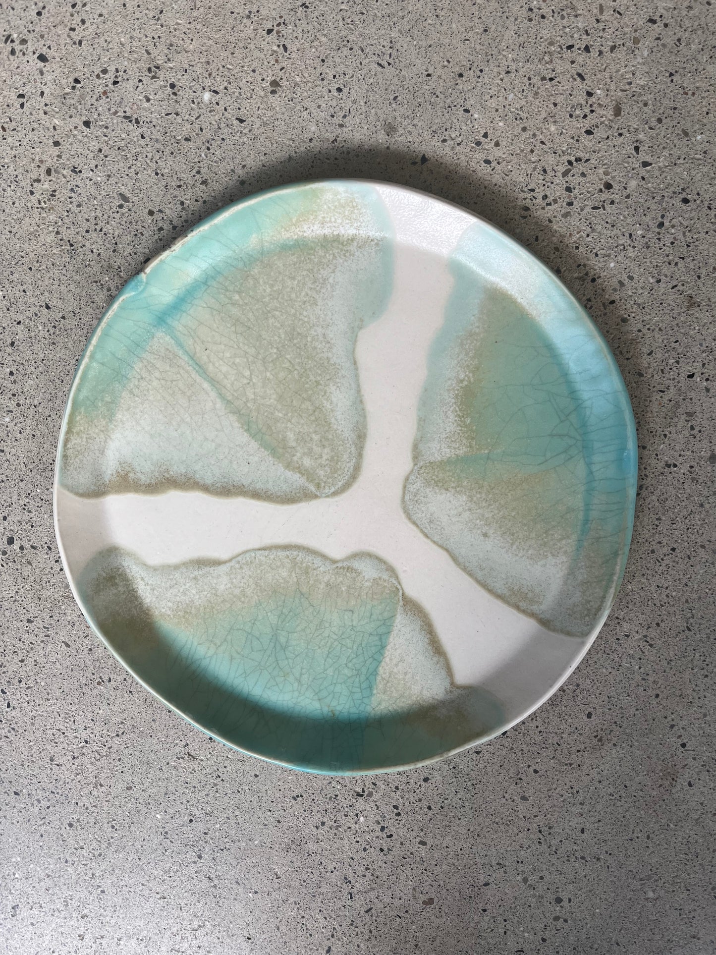 Lot de 6 assiettes et un plat, Anne Kurzberg