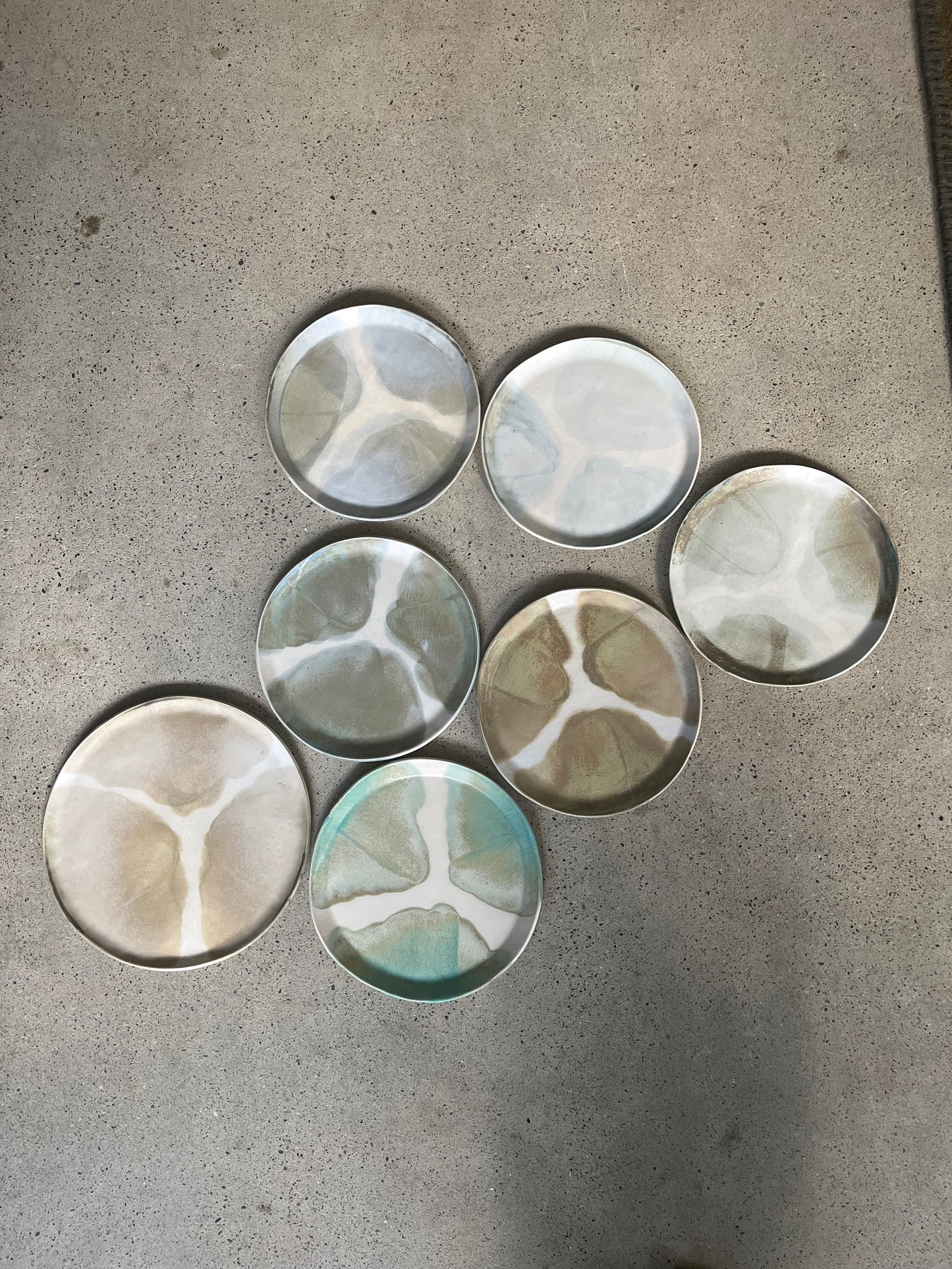 Lot de 6 assiettes et un plat, Anne Kurzberg