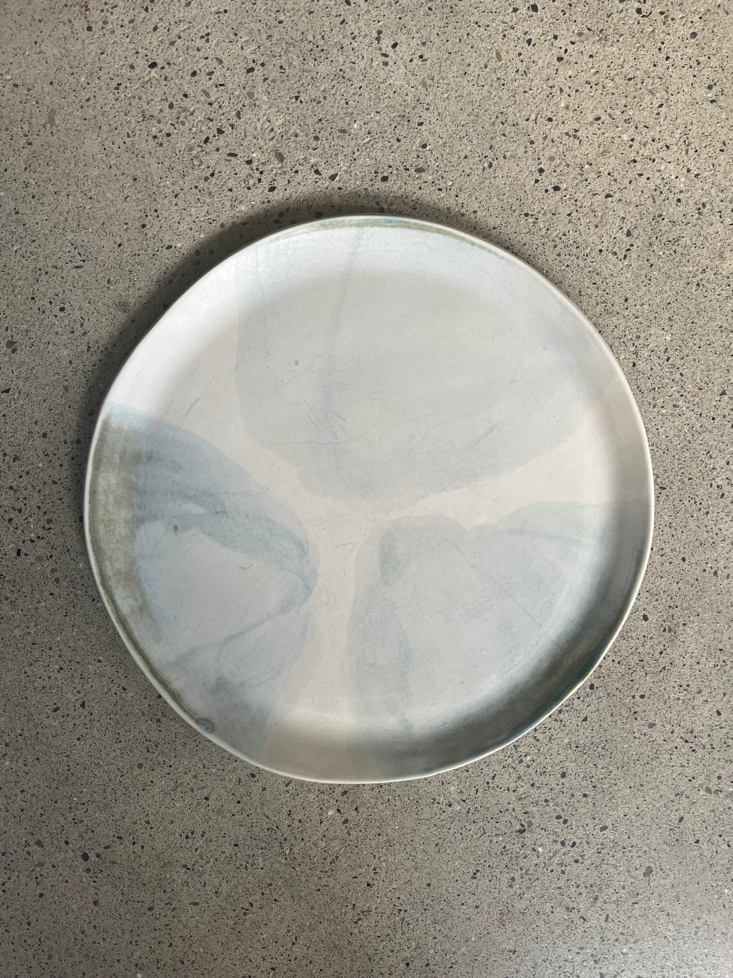 Lot de 6 assiettes et un plat, Anne Kurzberg
