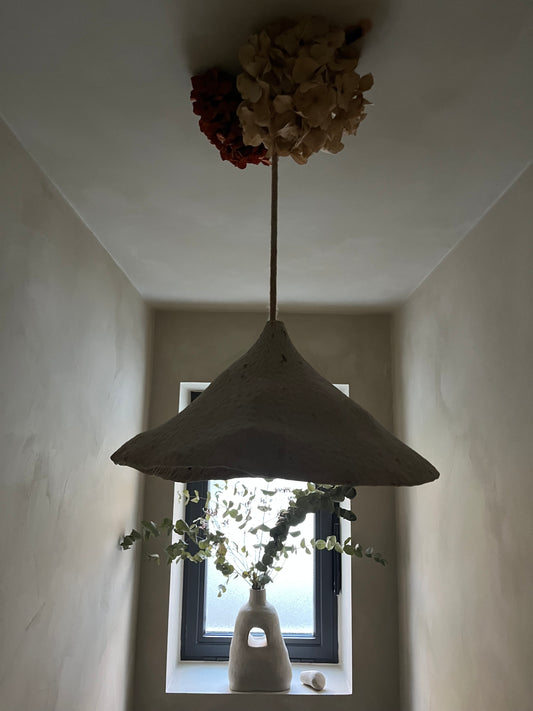 Suspensions en terre récoltée et émail naturel - Thaïs Loret