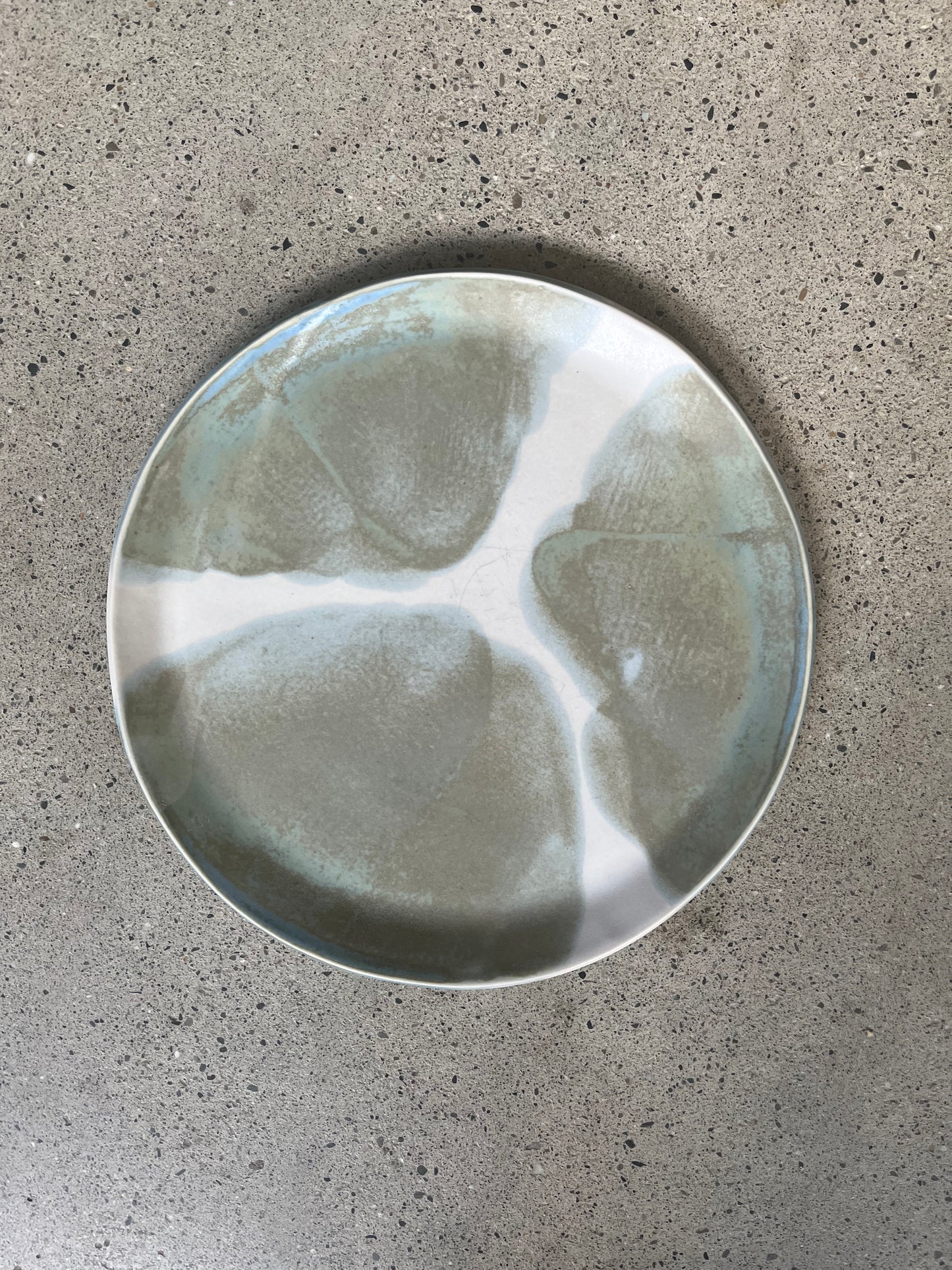 Lot de 6 assiettes et un plat, Anne Kurzberg