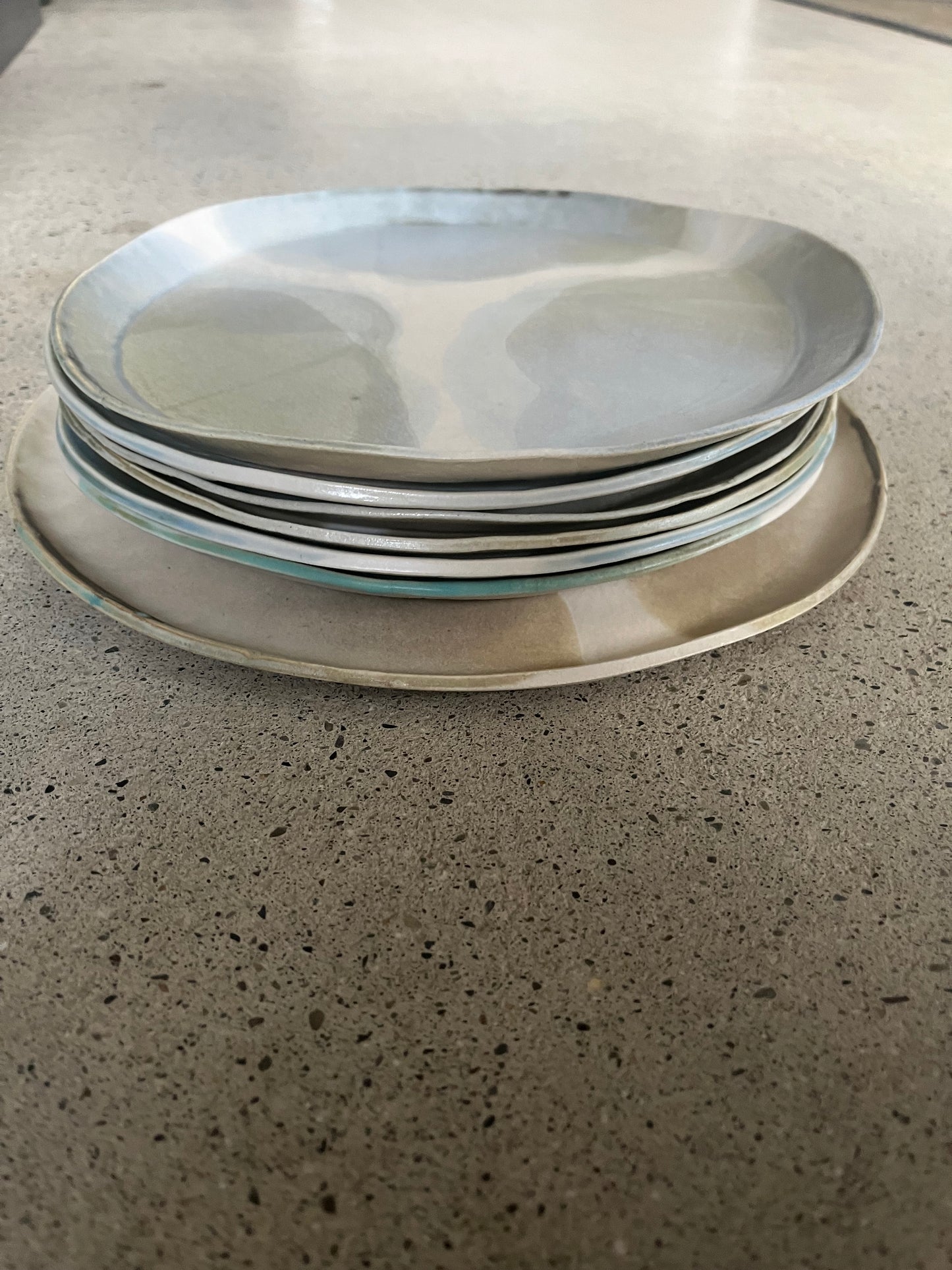 Lot de 6 assiettes et un plat, Anne Kurzberg