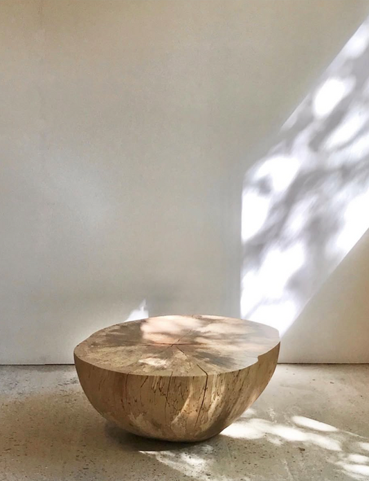 Table basse en hêtre sculptée dans la masse, hêtre échauffé, Lorien Cau