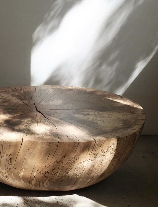 Table basse en hêtre sculptée dans la masse, hêtre échauffé, Lorien Cau