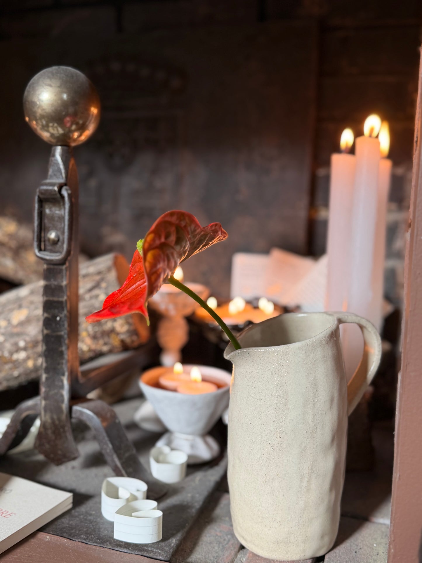 Tasses oreilles, un pichet, Cora