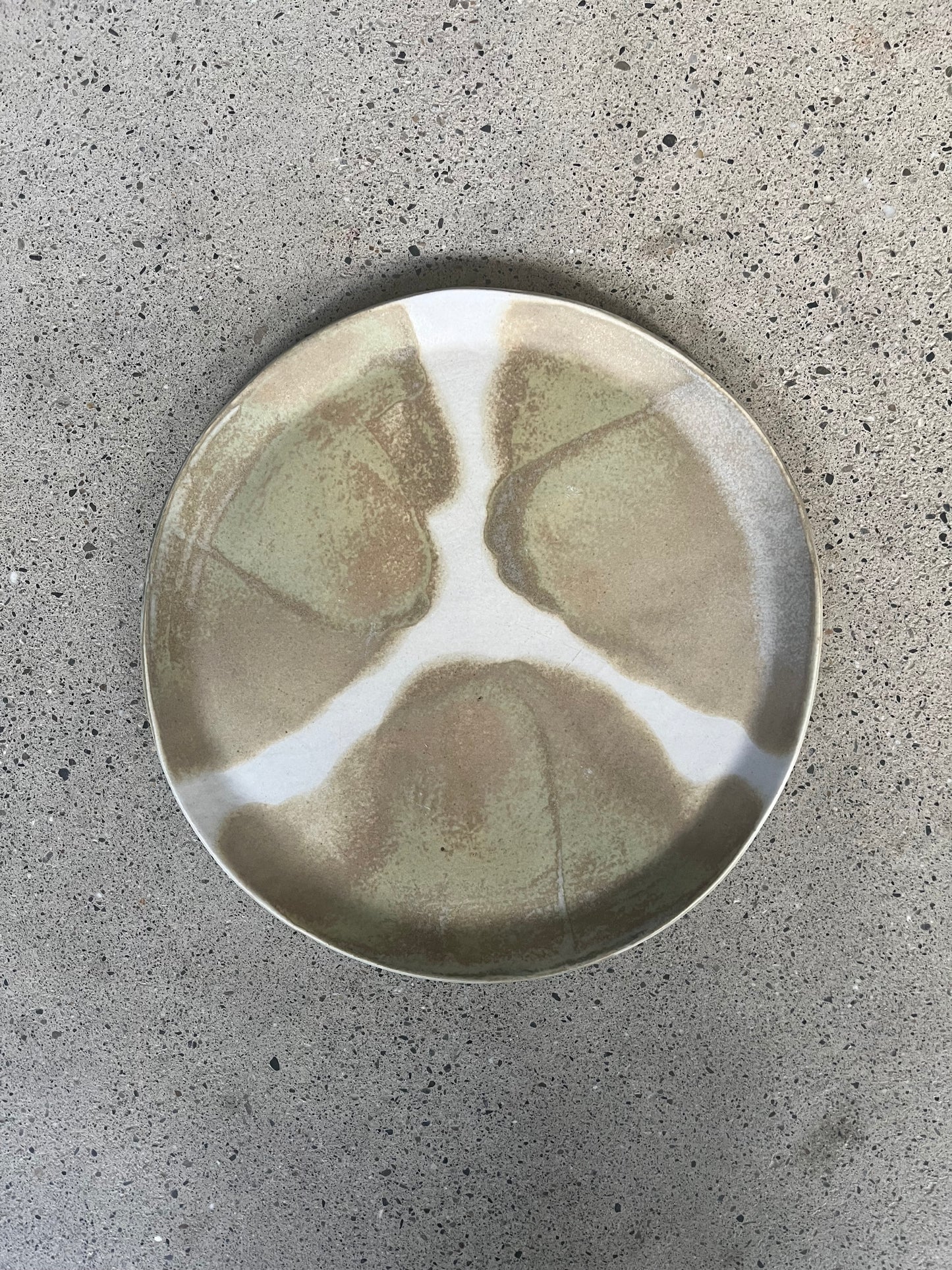 Lot de 6 assiettes et un plat, Anne Kurzberg