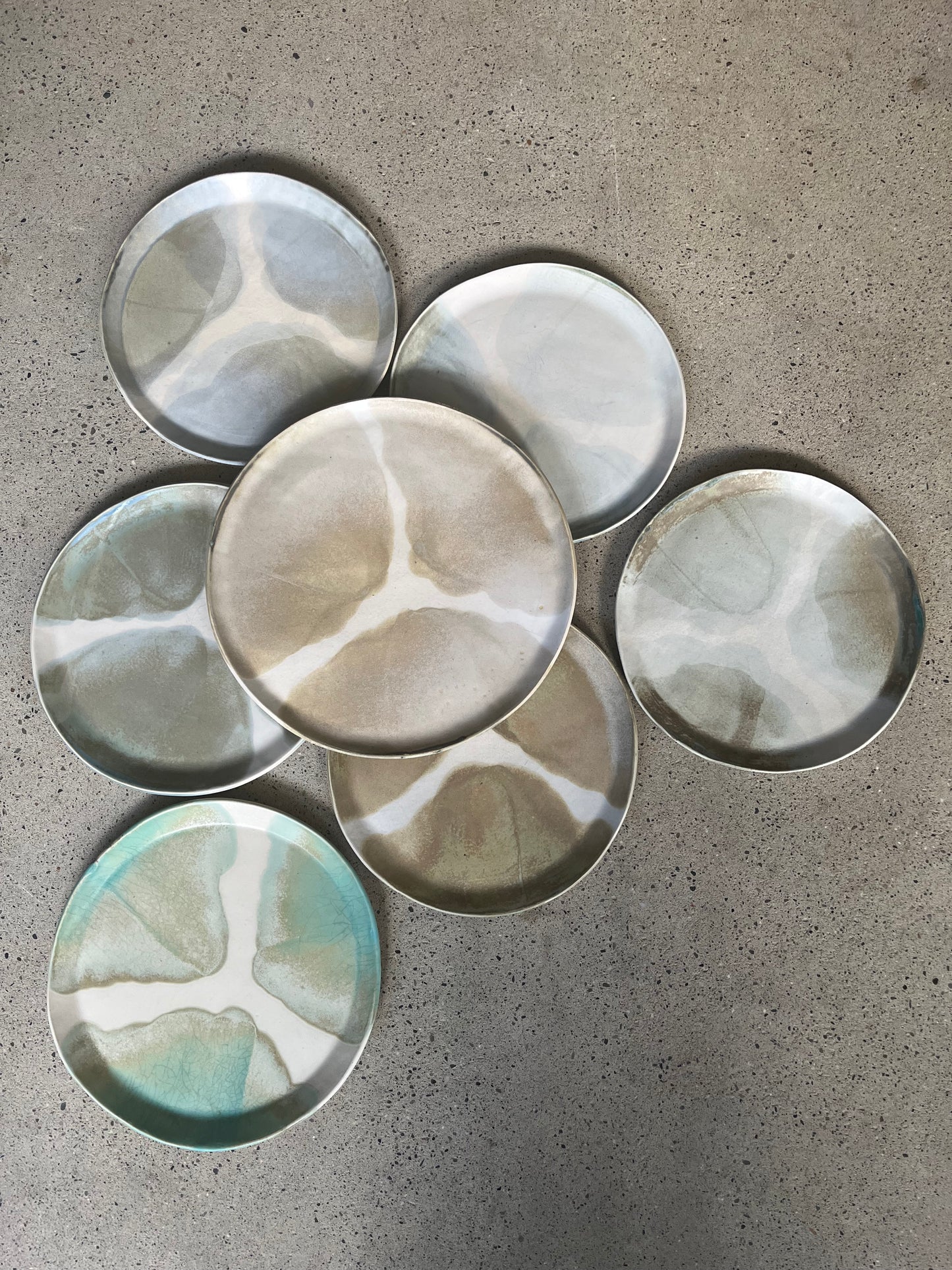 Lot de 6 assiettes et un plat, Anne Kurzberg