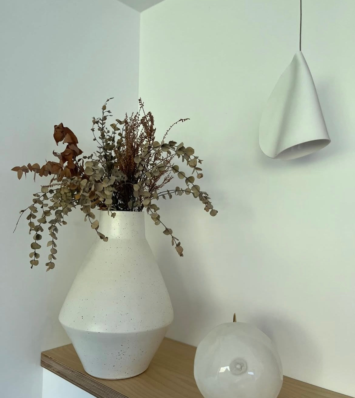 Desseins Applique en forme de sein en porcelaine blanche