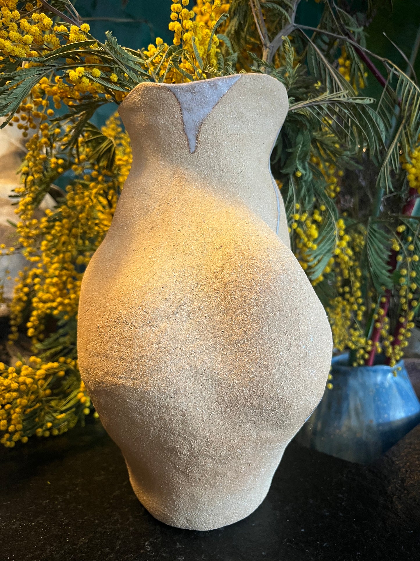 Vase sable, Cora