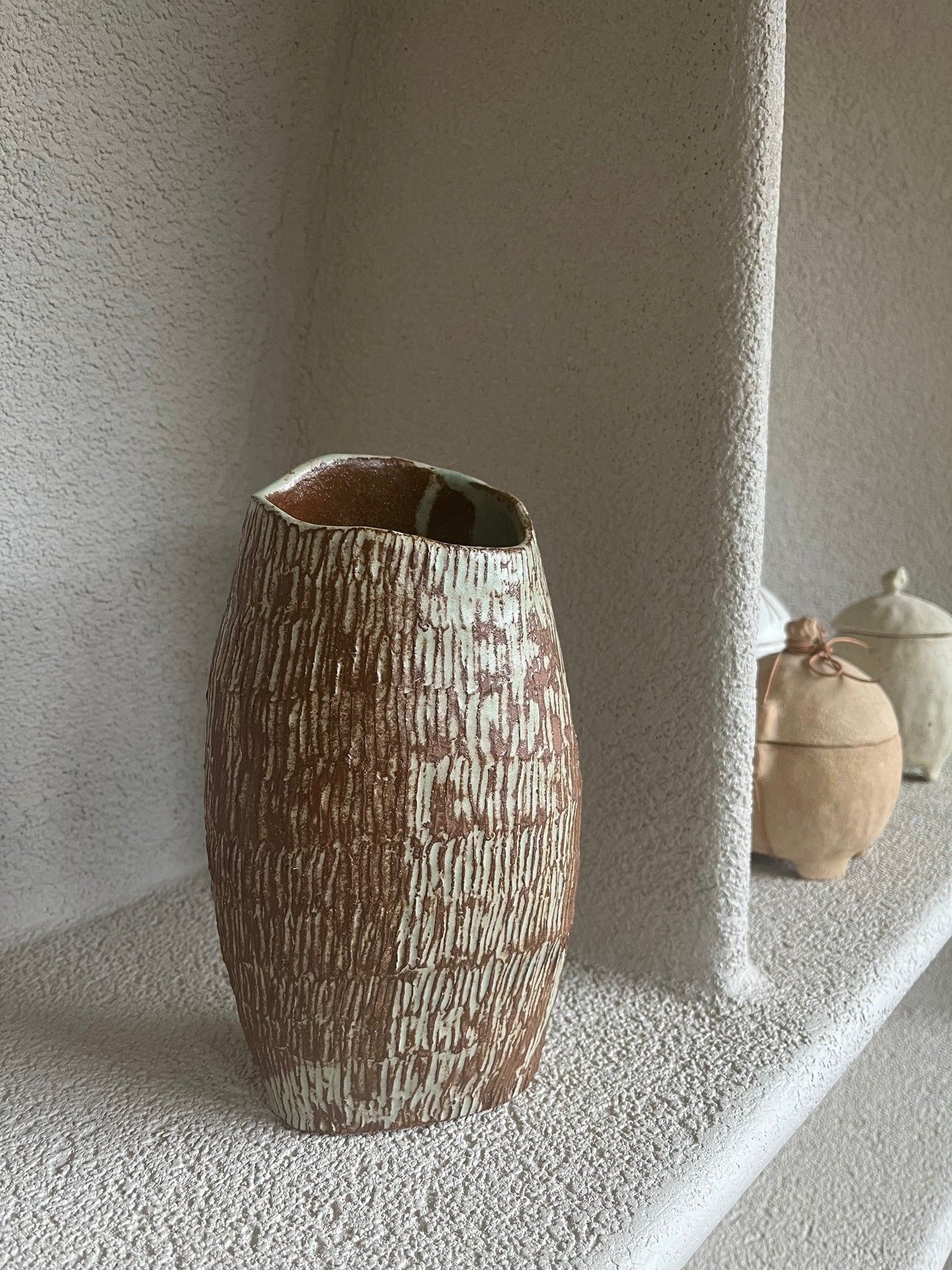 Vase décolletté II, Cora