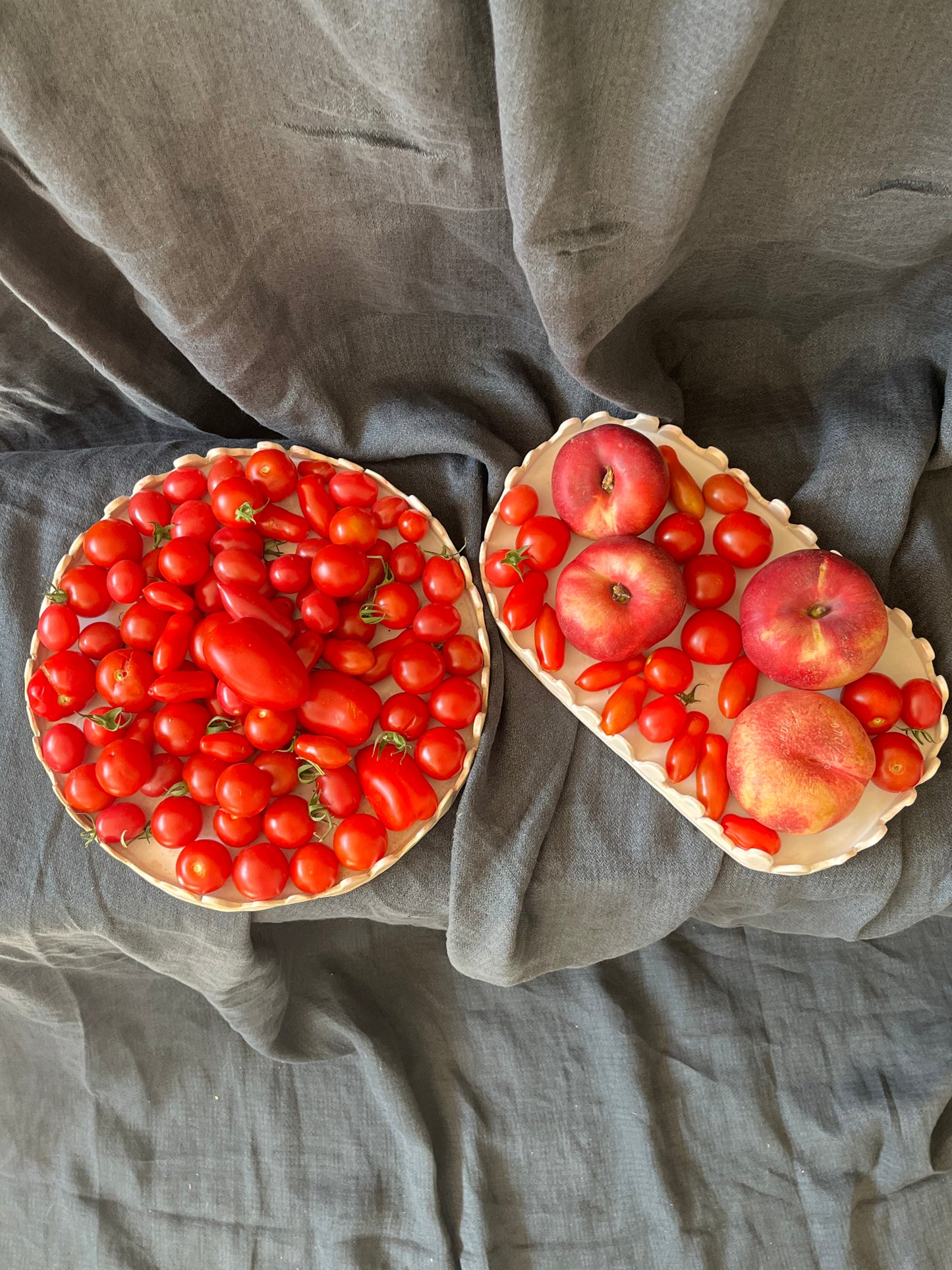 Plats couronnes : Plats à tartes. Grès blanc, engobes et émail alimentaire.

- Muriel Senaux