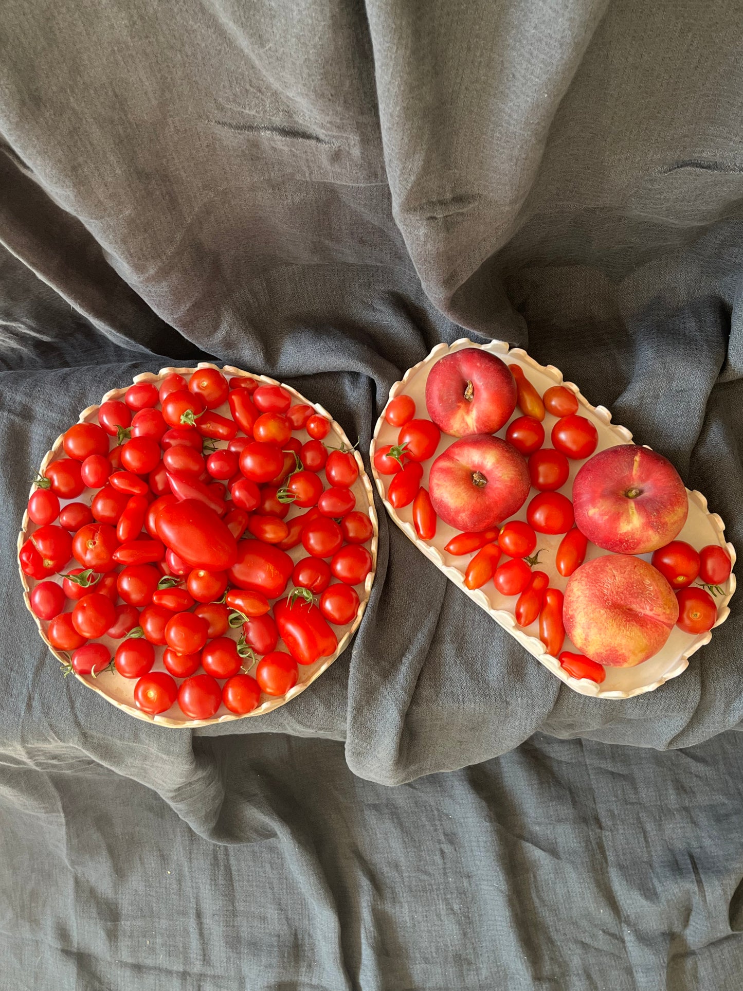 Plats couronnes : Plats à tartes. Grès blanc, engobes et émail alimentaire.

- Muriel Senaux