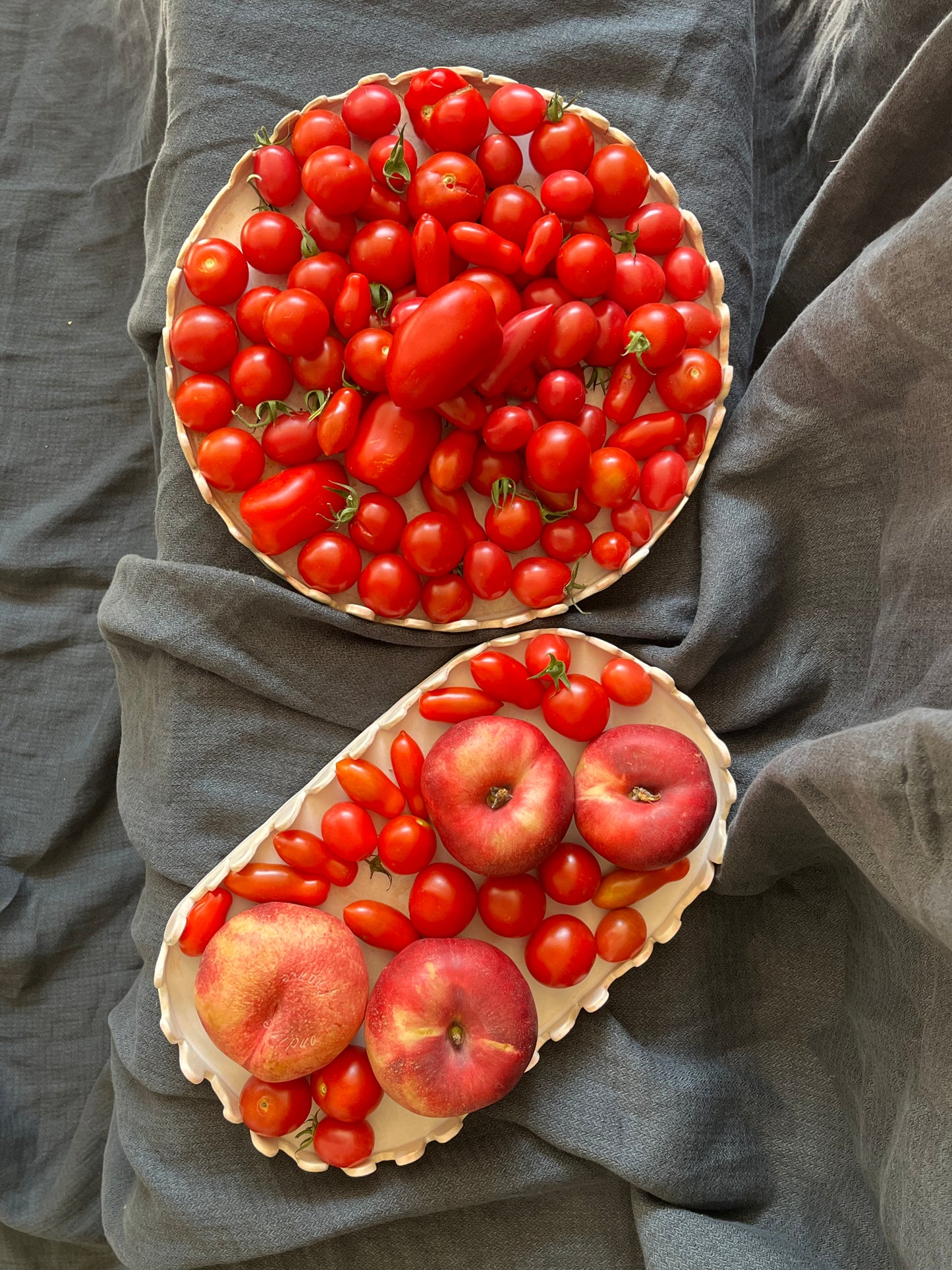 Plats couronnes : Plats à tartes. Grès blanc, engobes et émail alimentaire.

- Muriel Senaux