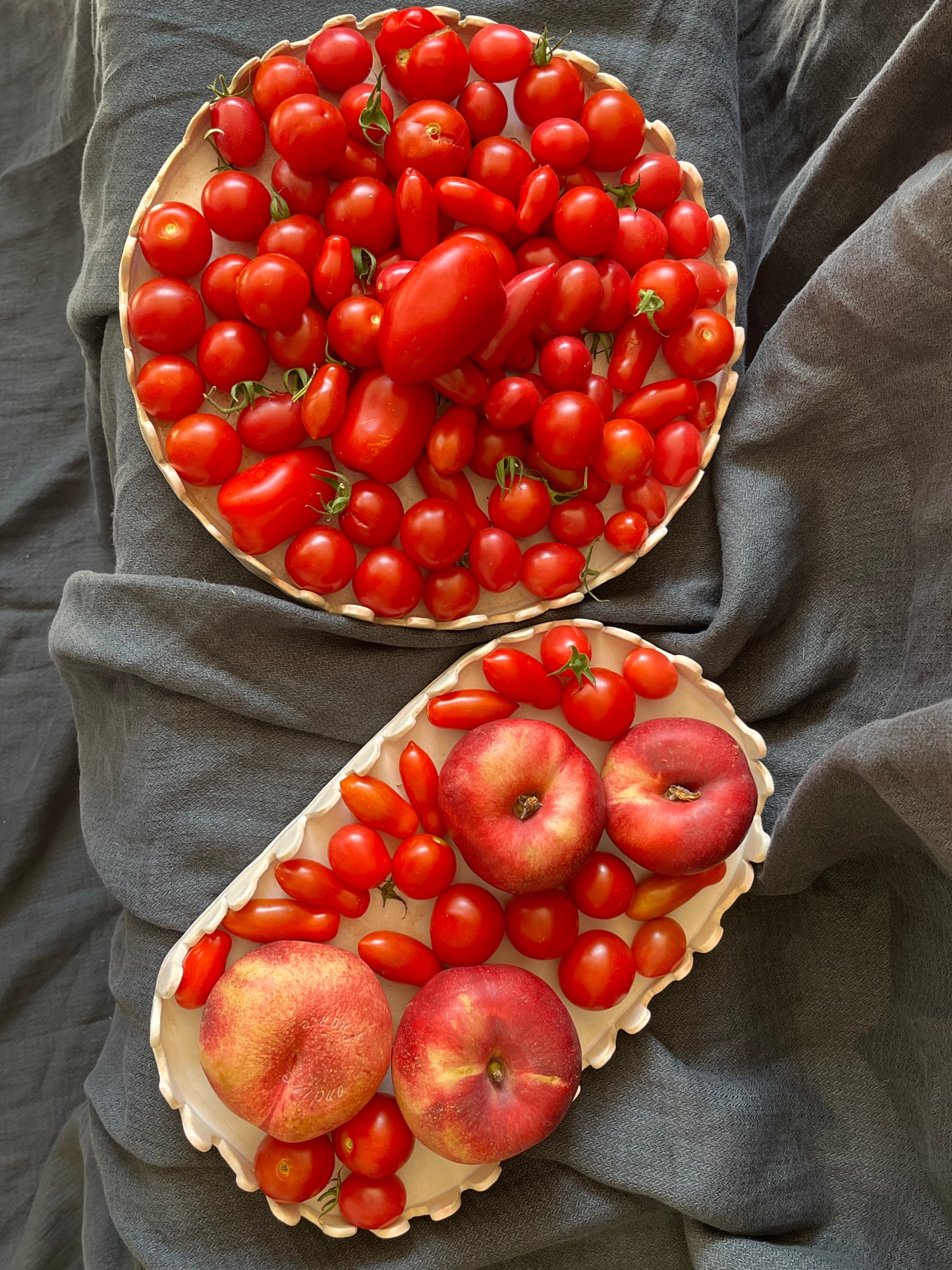 Plats couronnes : Plats à tartes. Grès blanc, engobes et émail alimentaire.

- Muriel Senaux