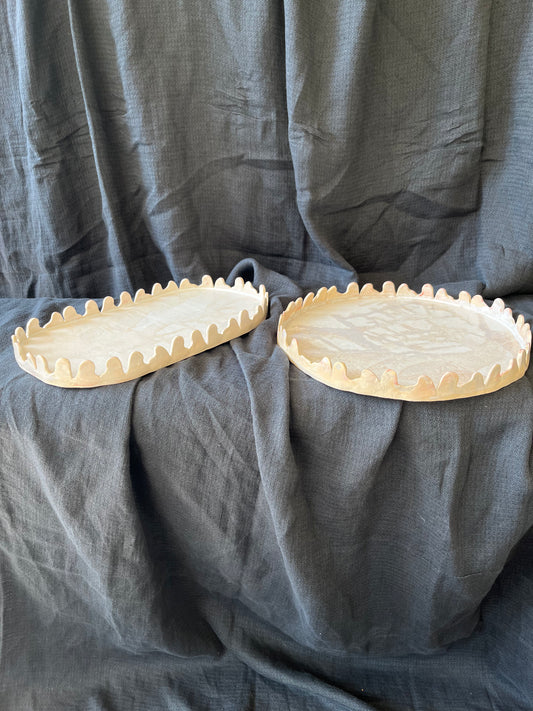 Plats couronnes : Plats à tartes. Grès blanc, engobes et émail alimentaire.
- Muriel Senaux