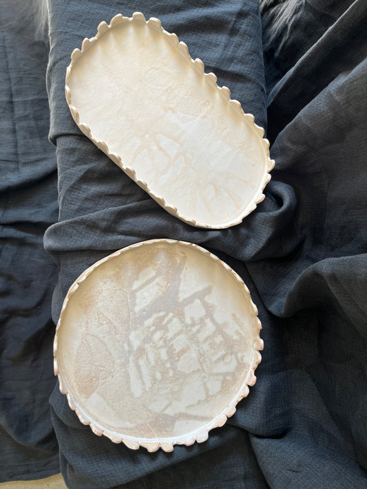 Plats couronnes : Plats à tartes. Grès blanc, engobes et émail alimentaire.
- Muriel Senaux