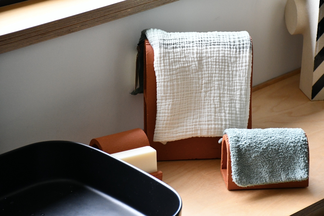 Emilie Cazin/ Emilie Dechaud - Ensemble Accessoires Bain/ Cuisine - Argela