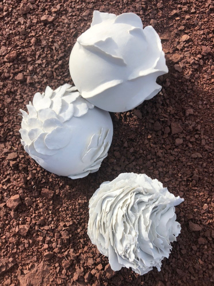 Petites céramiques blanches roses Atmosterres Hannah André