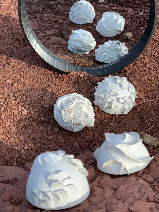 Petites céramiques blanches roses Atmosterres Hannah André